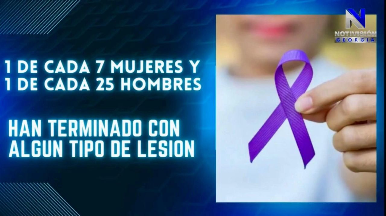 Child holding a purple awareness ribbon with the words in Spanish One out of every 7 women and one out of every 25 men have ended up with some kind of injury.